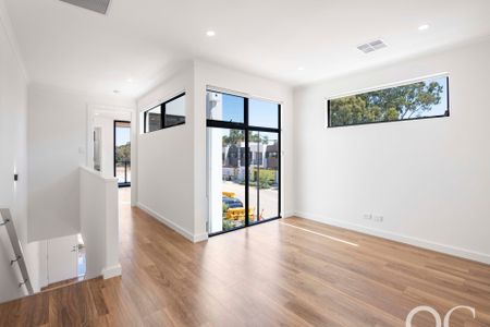 Open the Door to Top end townhouse in Tonsley - Photo 5