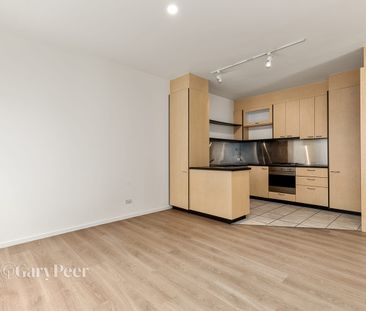 Light-filled townhouse living with focus on privacy & convenience - Photo 6