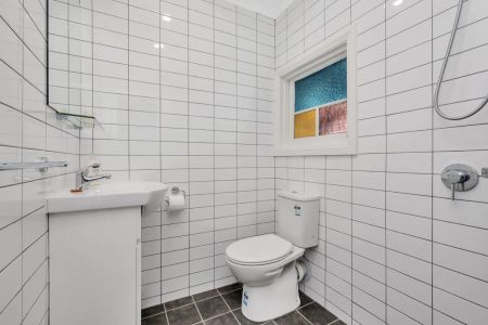 Ground floor studio apartment with a view over Blackwattle Bay - Photo 4