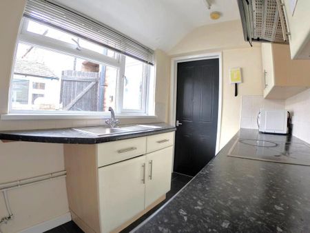 1 bedroom in a house share to rent - Photo 4