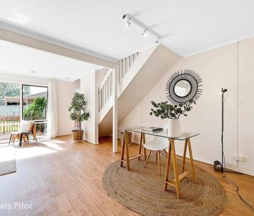 Parkside Living - Renovated 3 Bedroom Townhouse Moments from Everyt... - Photo 2