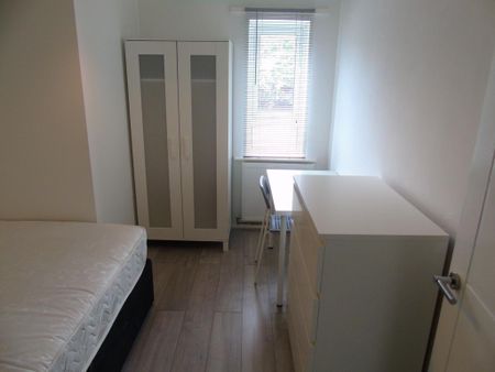 4 bedroom flat to rent - Photo 4