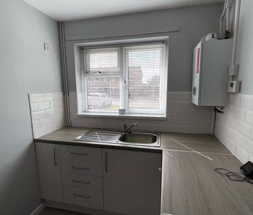 2 bedroom semi-detached house to rent - Photo 6