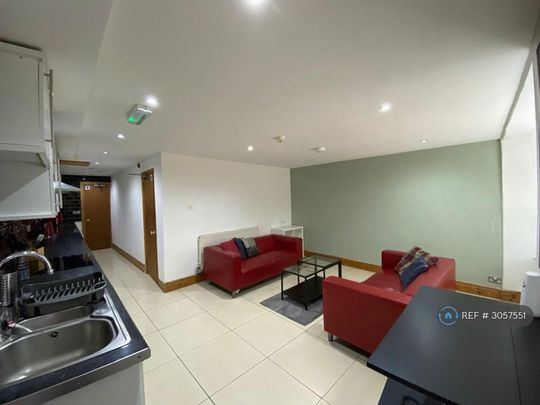 1 bedroom in a house share to rent - Photo 1