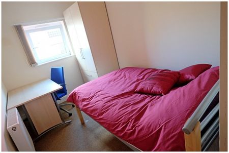 6 Bed House Close to City Centre & both Universities - Photo 3