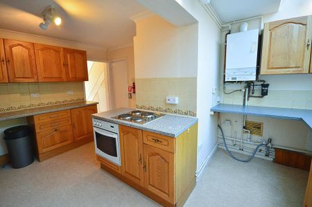 4 bedroom semi-detached house to rent - Photo 5