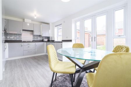 4 bedroom detached house to rent - Photo 2