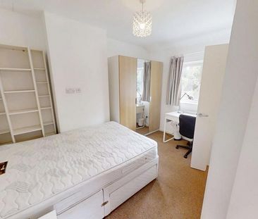 4 bedroom semi-detached house to rent - Photo 5