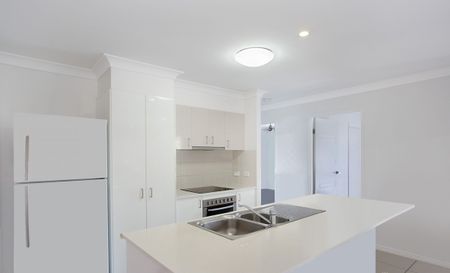 Modern 3 bedroom Air Conditioned Corner Duplex In Great Location - Photo 4