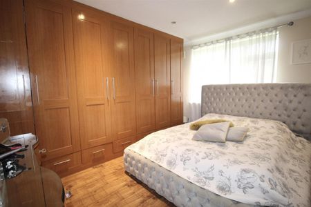 3 Bedroom House - Mid Terrace To Let - Photo 5