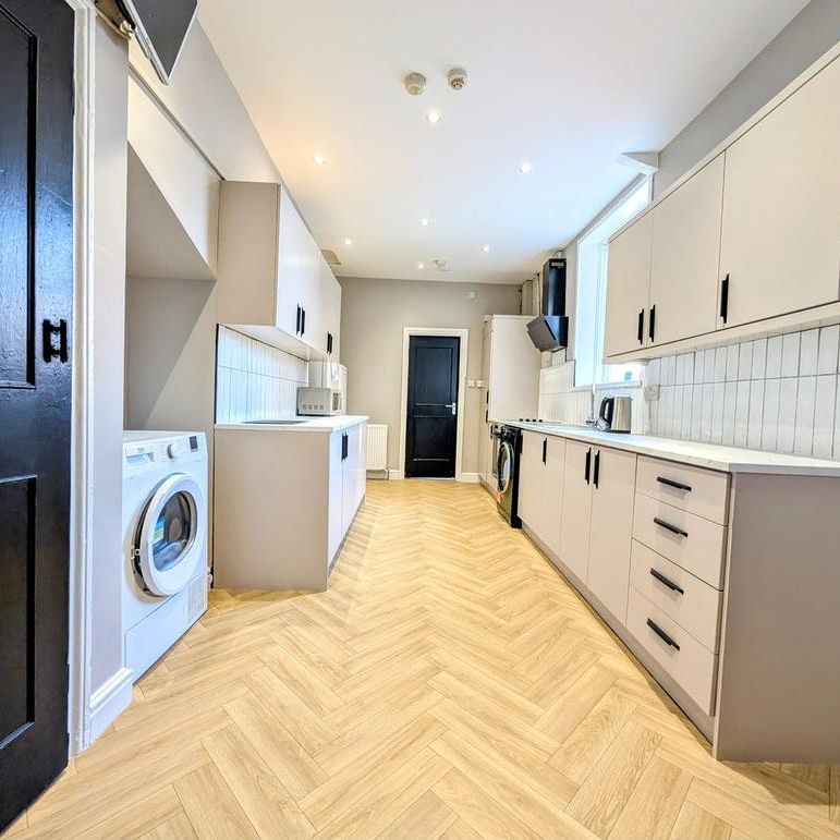 7 bedroom house of multiple occupation to rent - Photo 1