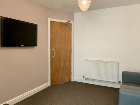 4 bedroom end of terrace house to rent - Photo 2