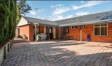 “Convenient family home, Walk to all amenities, CHPS & CHHS Catchement” - Photo 2