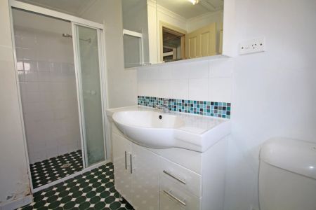 SPACIOUS 4 BEDROOM FAMILY HOME IN A POPULAR LOCATION - REAR PARKING UP TO 4 CAR SPACES - Photo 5