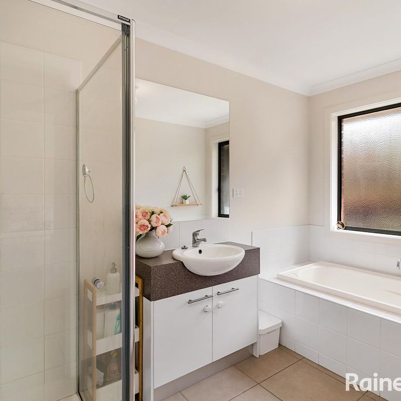 Comfortable and spacious living - Photo 1