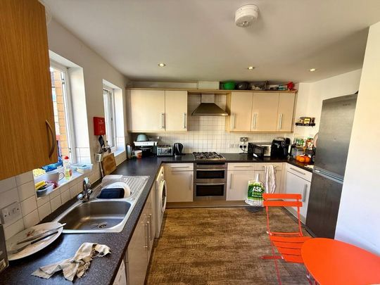 1 bedroom in a house share to rent - Photo 1