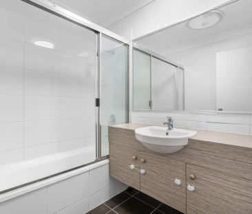 “Water Included - Three-Level Townhouse in Prime Everton Park Locat... - Photo 1