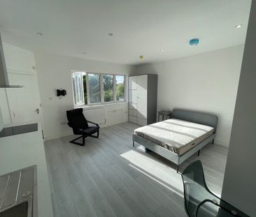 Studio Flat, London, NW11 - Photo 2