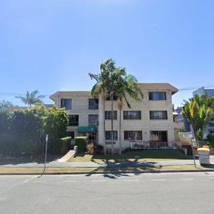 Centrally Located 2 Bedroom Unit With Secure Parking - Photo 3