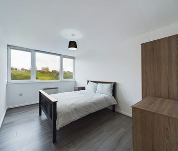 Flat to rent on - Photo 2