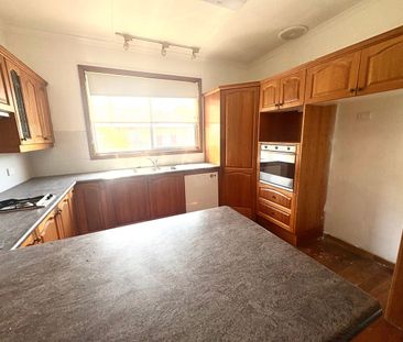 3 Bedrooms in the heart of town - Photo 6