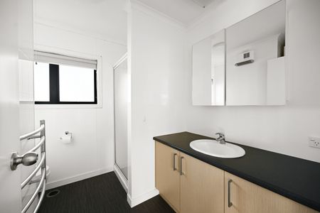 Modern upstairs two bedroom apartment available in a sought after Claudelands location, just a short distance from the CBD, Claudelands Event Centre, and Hamilton East. - Photo 2