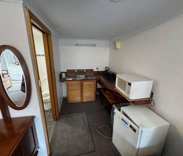 Bedsit Living with Space & Convenience - Photo 4