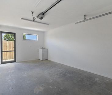 Stylish Townhouse - Photo 4