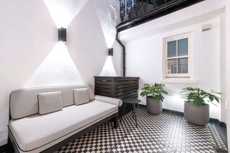 A contemporary apartment with a beautiful courtyard terrace - Photo 2