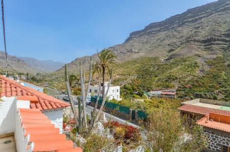 Single-story house with a large solarium in the town of Mogán - Photo 2
