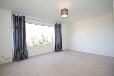 Davos Close, Woking - Photo 5