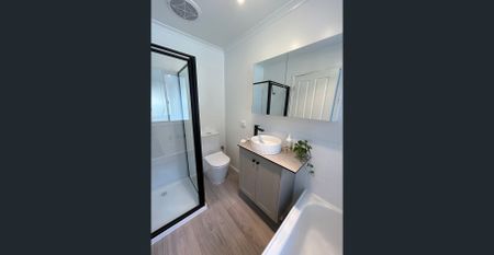 Fully Renovated 2 brm Townhouse - Photo 4