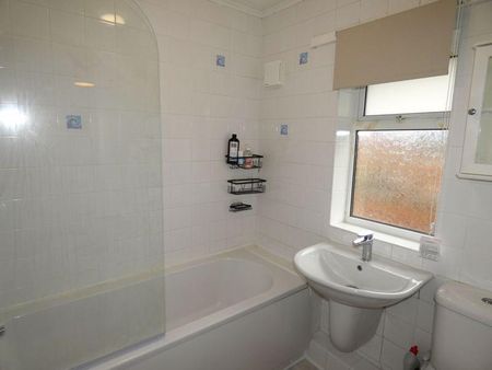 2 bedroom end of terrace house to rent - Photo 3