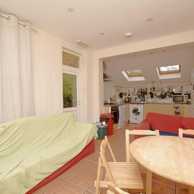 6 bedroom flat to rent - Photo 1