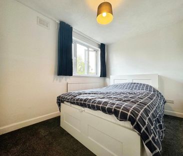 3 bedroom end of terrace house to rent - Photo 2