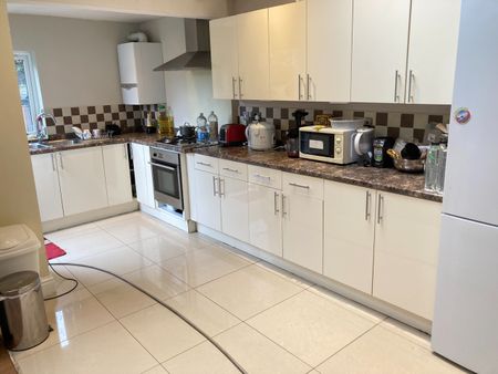 5 Bed Terraced House, Very Near Northfields Tube Station A, W5 - Photo 3