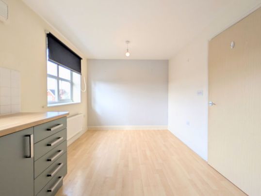 To Let – Kew House Drive, Scarisbrick – Three Bedroom Townhouse - Photo 1