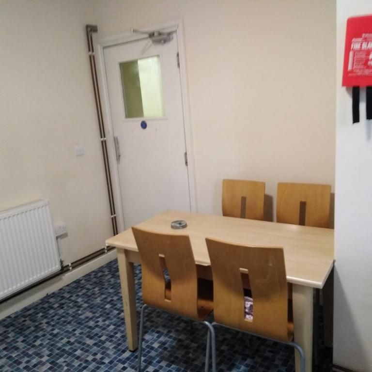 1 bedroom in a flat share to rent - Photo 1