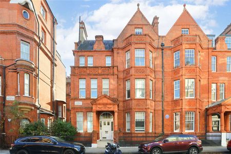 A self-contained studio situated on the raised ground floor of a period building, moments from South Kensington Station - Photo 2