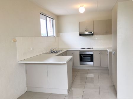 LARGE TWO BEDROOM APARTMENT! - Photo 4