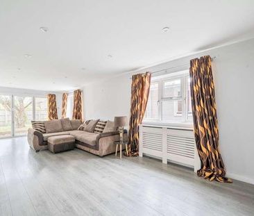 Snowdrop Way, West End, Woking, Surrey, GU24 - Photo 1