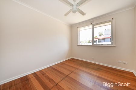 Contemporary Comfort: Recently Revitalized 3-Bedroom Home in Mount Waverley - Photo 4