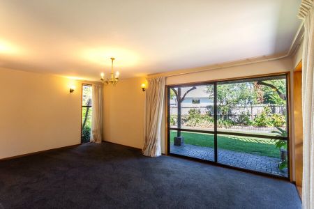 FENDALTON – PRIVATE 3 BEDROOM + STUDY, 2 LIVING AREA, IDEAL LOCATION - Photo 4