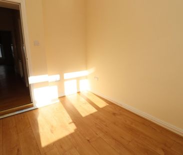 2 Bed Flat, Ashgrove Road, IG3 - Photo 2