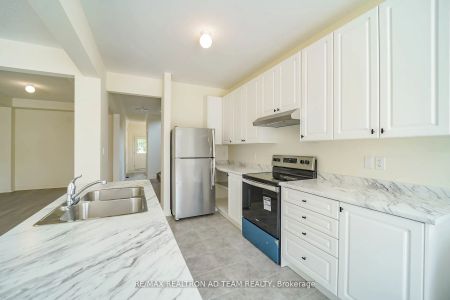 Condo Townhouse For Lease | E9014239 - Photo 5