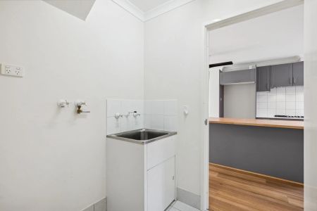 Spacious Terrace Townhouse in the Raphael Park Precinct - Photo 5