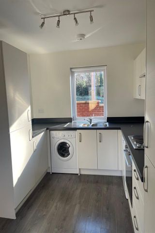 3 bedroom end of terrace house to rent - Photo 2