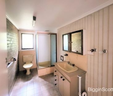 Cozy Three-Bedroom Home with Modern Amenities and Convenient Location - Photo 6