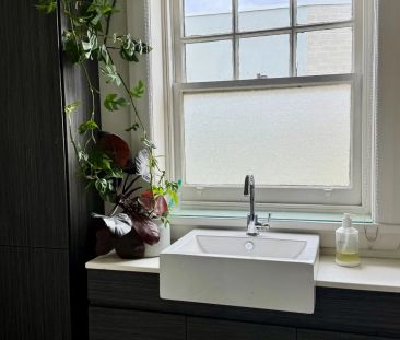 Deco Townhouse With Timeless Charm - Photo 3