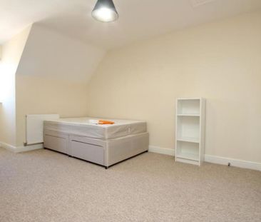 *** STUDENT HOUSE *** 7 Bedroom student property, 10 min walk to Un... - Photo 1
